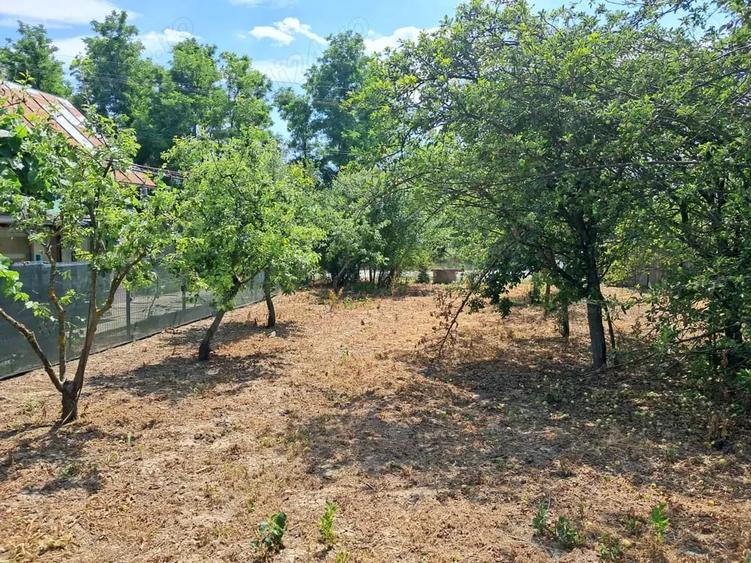 Casă cu 5 camere cu Teren 2636 Mp în Gherghița