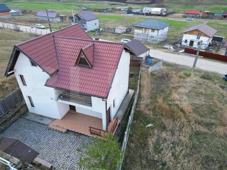 Casă cu 4 camere cu Teren 500 Mp în Bogonos