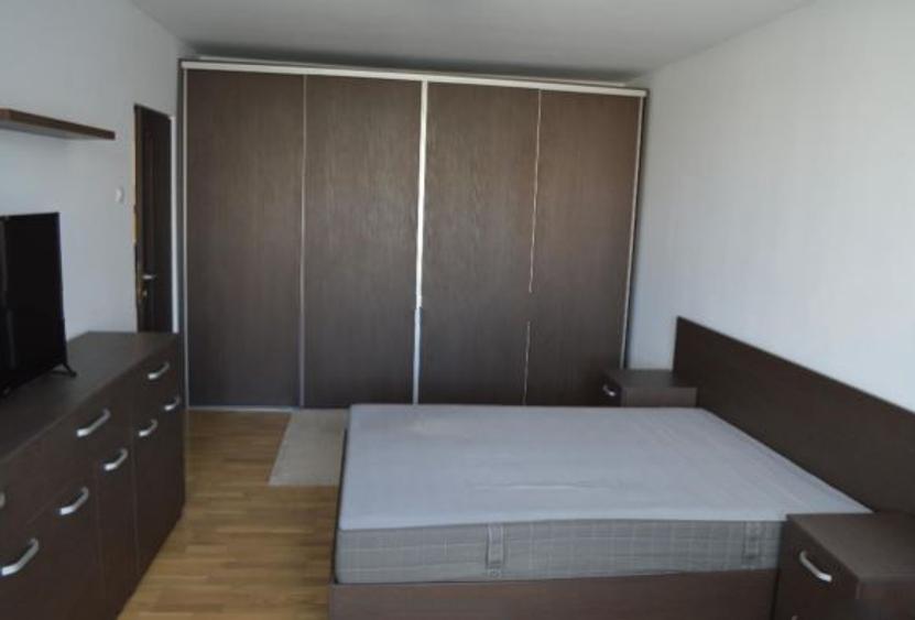 Apartament cu 3 camere semidecomandat, mobilat în Tineretului