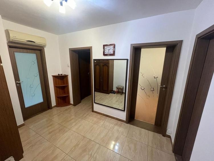 Apartament cu 3 camere decomandat în Podu Roș