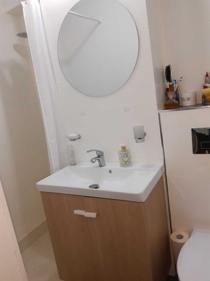 Apartament cu 3 camere semidecomandat, mobilat în Central