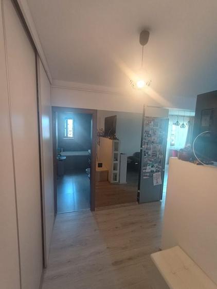 Apartament cu 3 camere semidecomandat în Florești