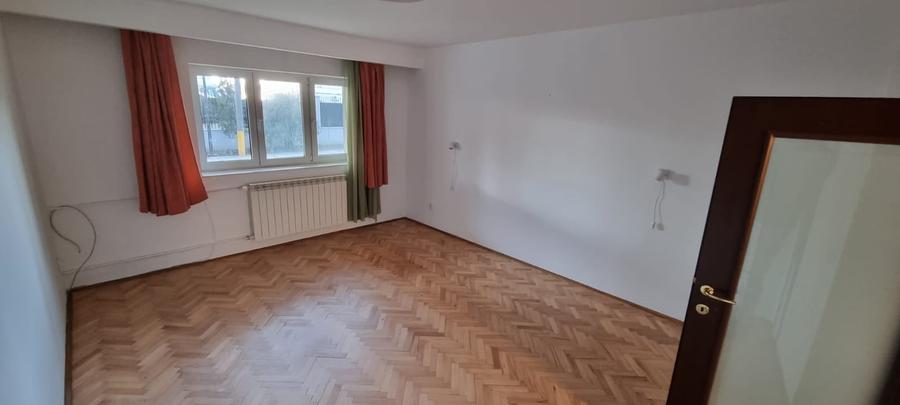 Casă individuală cu 6 camere cu Garaj în Central