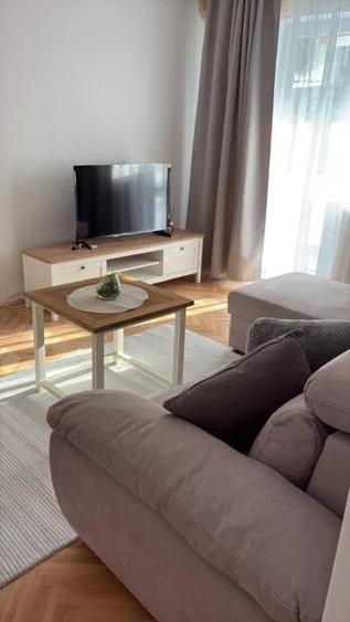 Apartament cu 3 camere semidecomandat, mobilat în 1 Mai