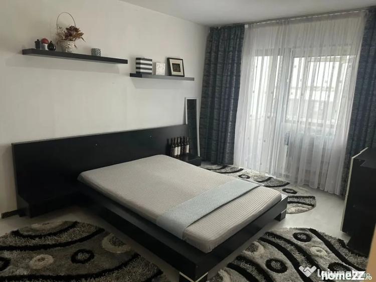 Apartament cu 3 camere semidecomandat în Calea București