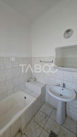 Casă individuală cu 2 camere cu Canalizare în Petrești
