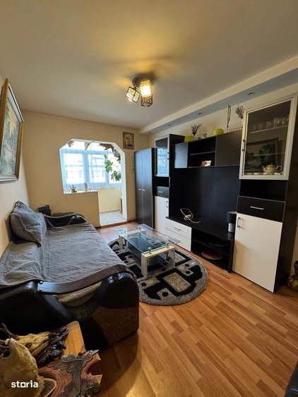 Apartament cu 3 camere semidecomandat în Alexandru cel Bun