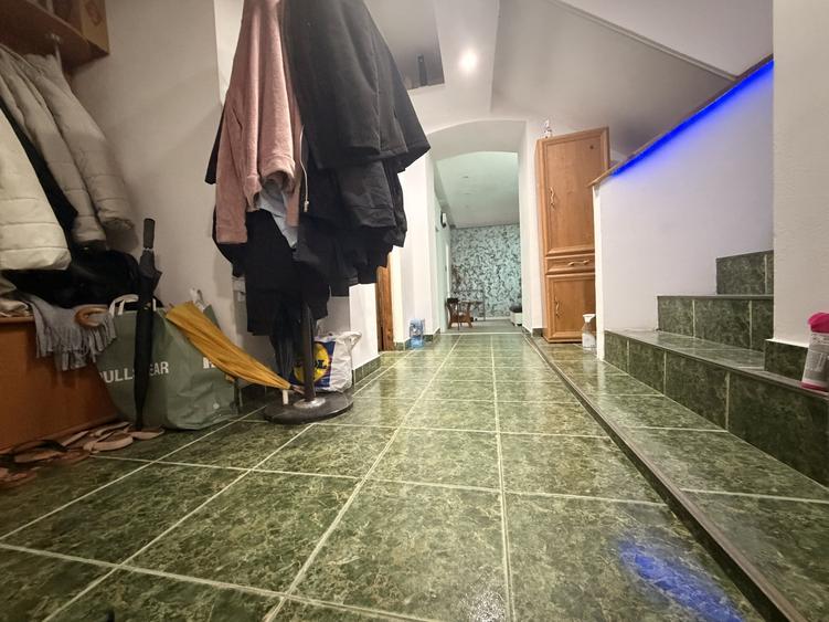 Casă individuală cu 7 camere cu Canalizare în Dâmbovița
