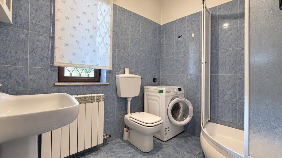 Casă individuală cu 6 camere cu Canalizare în Central