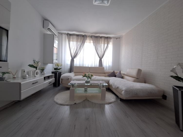 Apartament cu 3 camere semidecomandat, mobilat în Girocului