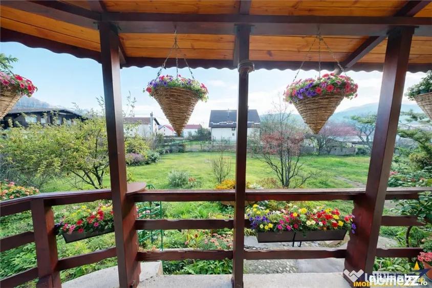 Casă cu 8 camere cu Teren 1000 Mp în Bran