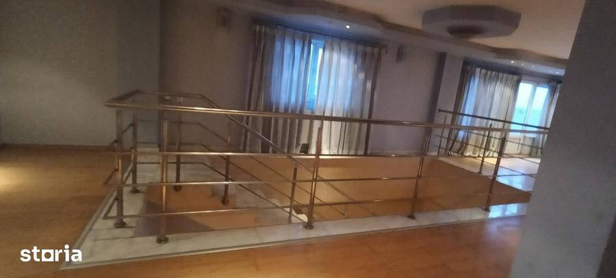 Casă cu 7 camere cu Teren 450 Mp în Central