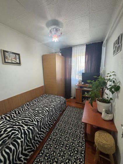 Apartament cu 4 camere semidecomandat în Craiovița Nouă
