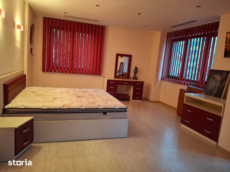 Casă cu 8 camere cu Teren 764 Mp în Tineretului