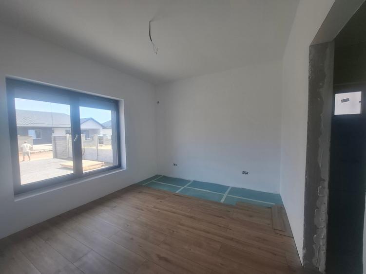 Casă individuală cu 4 camere cu Canalizare în Domnești