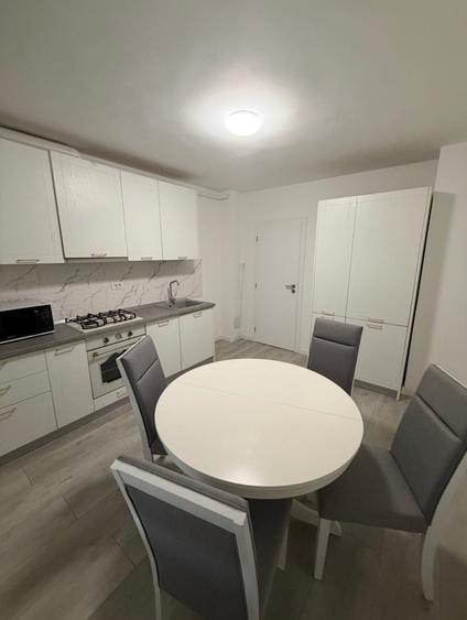 Apartament cu 3 camere decomandat în Medicină