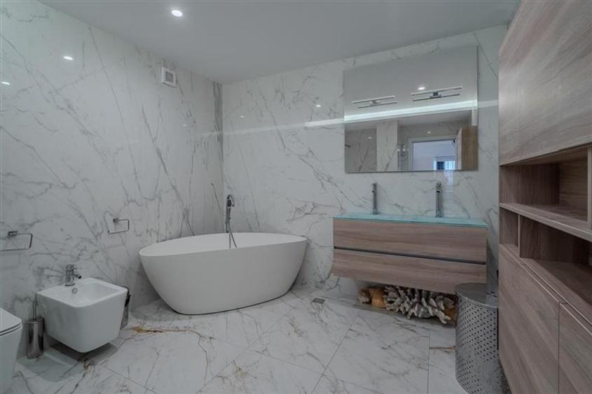 Penthouse cu 3 camere semidecomandat, mobilat în Central