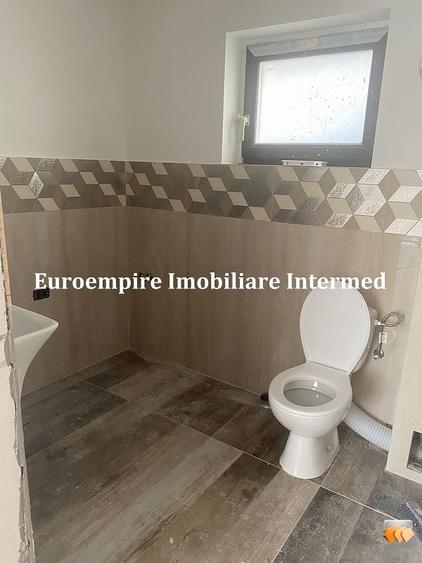 Casă cu 7 camere cu Canalizare în Exterior Est