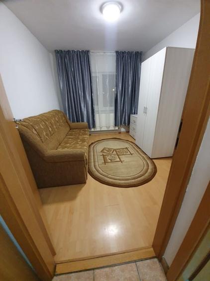 Apartament cu 3 camere decomandat în Tractorul
