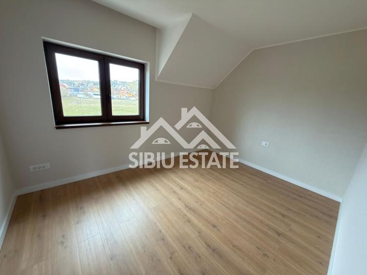 Duplex cu 4 camere cu Canalizare în Șura Mare