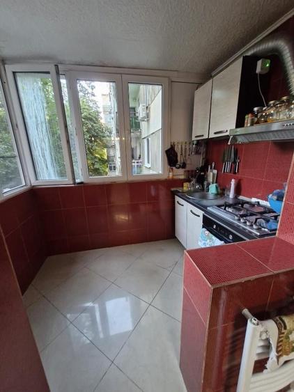 Apartament cu 4 camere semidecomandat în Berceni
