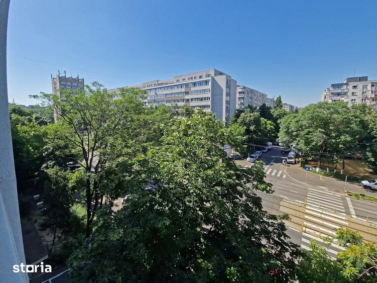 Apartament cu 3 camere semidecomandat în Crângași
