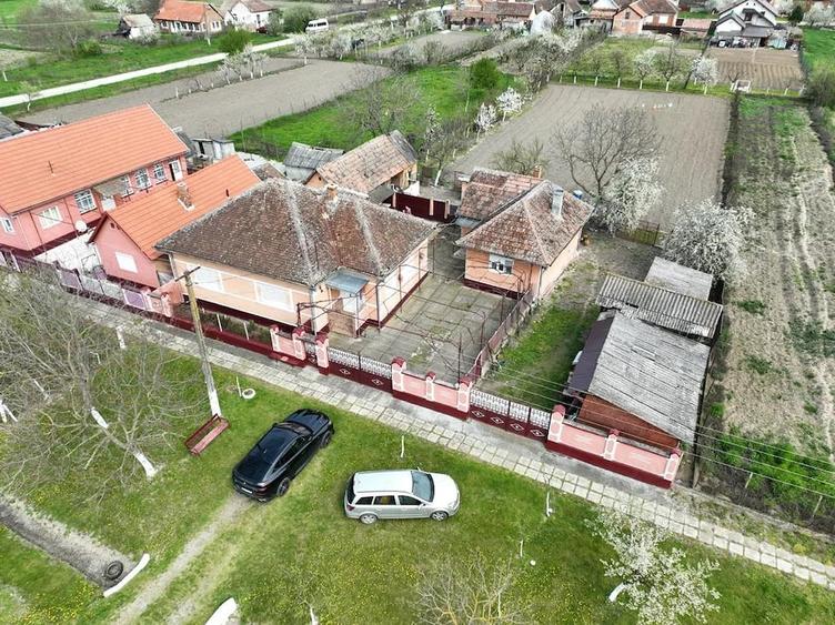 Casă cu 6 camere cu Teren 2200 Mp în Șicula