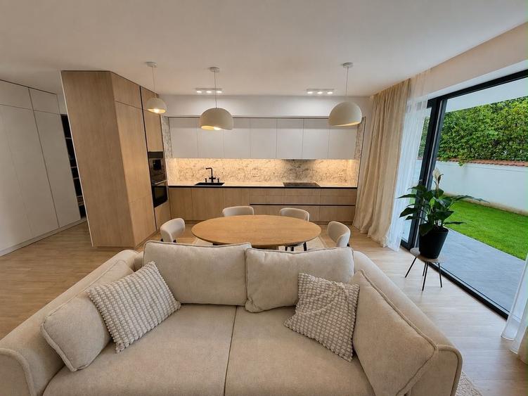 Apartament cu 4 camere decomandat, mobilat în Iancu Nicolae