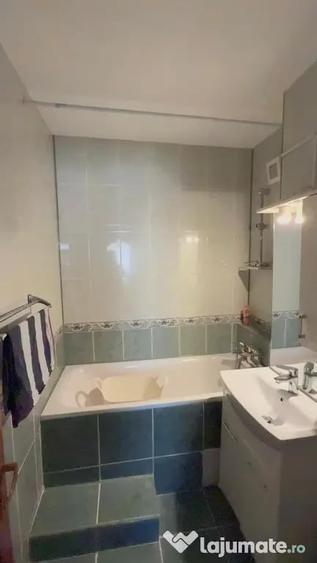 Apartament cu 3 camere semidecomandat în Central
