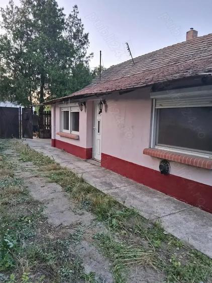 Casă cu 3 camere cu Teren 1200 Mp în Central