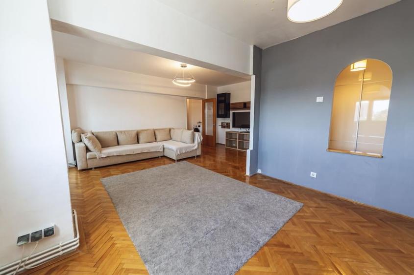 Apartament cu 2 camere semidecomandat, mobilat în Tei