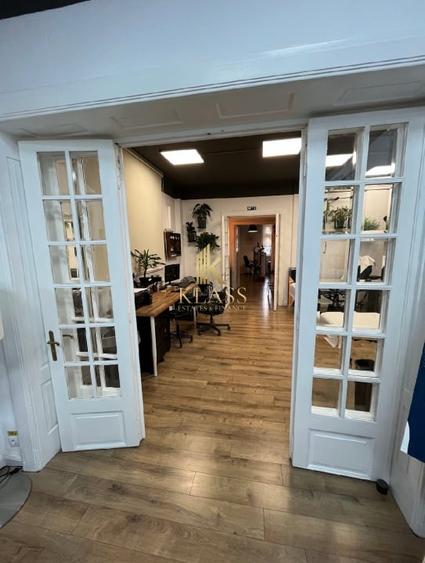 Apartament cu 4 camere semidecomandat, mobilat în Romană