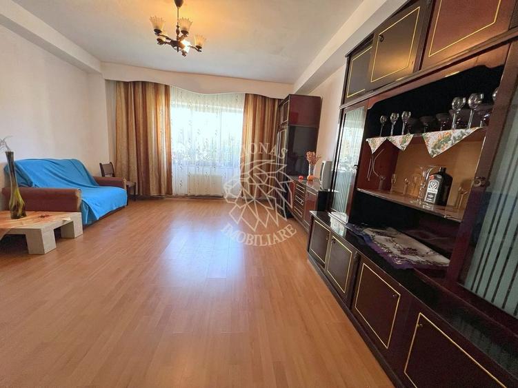 Casă individuală cu 7 camere cu Canalizare în Central