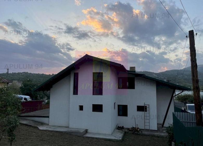 Casă individuală cu 9 camere decomandat cu Canalizare în Central
