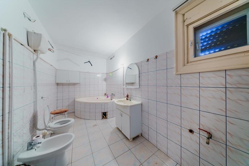 Casă individuală cu 6 camere cu Canalizare în Aradul Nou