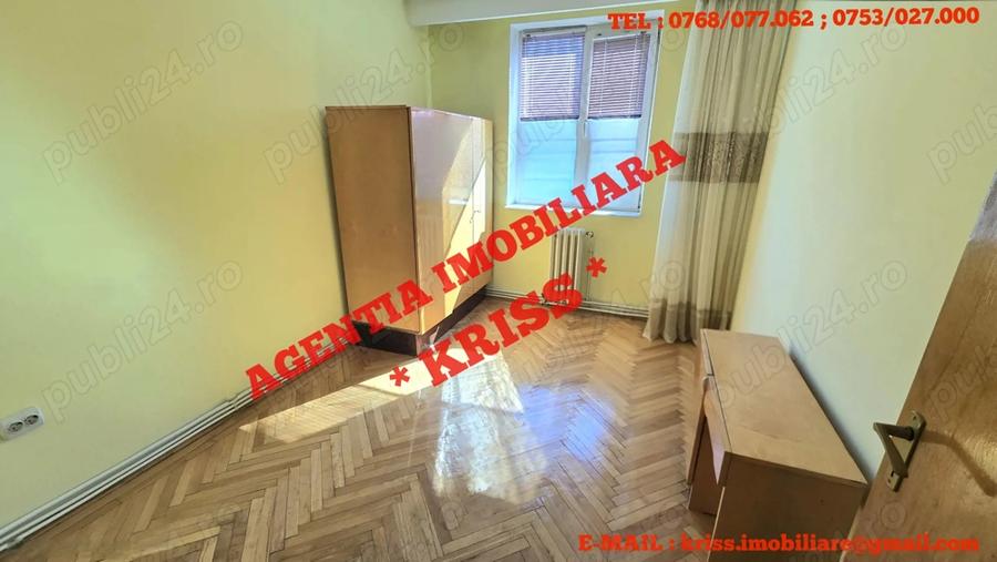 Apartament cu 4 camere decomandat în Teilor