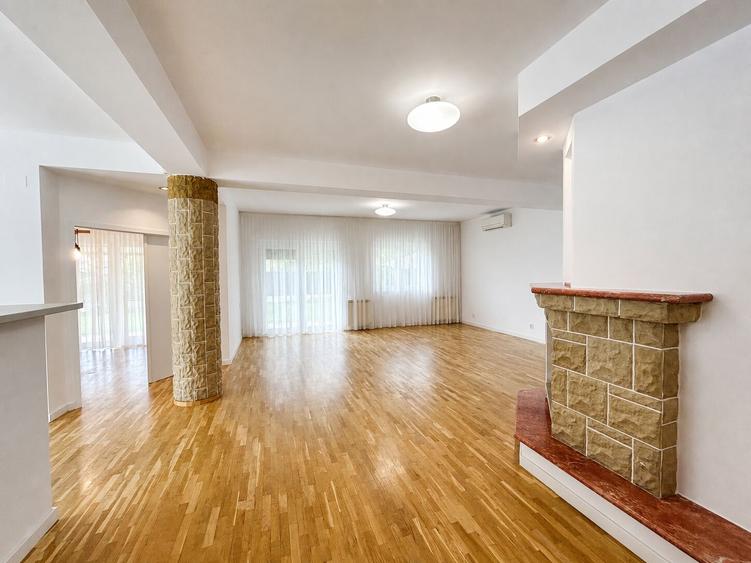 Casă individuală cu 8 camere cu Piscina în Iancu Nicolae
