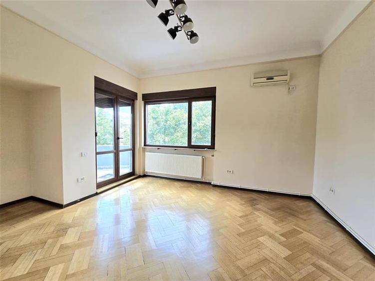 Apartament cu 6 camere decomandat, mobilat în Central