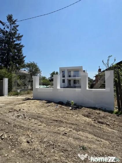 Casă cu 7 camere cu Teren 1300 Mp în Brezoaia