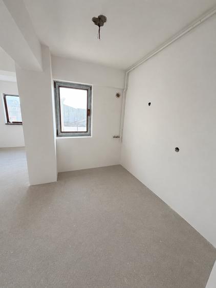 Apartament cu 3 camere semidecomandat în Aviației