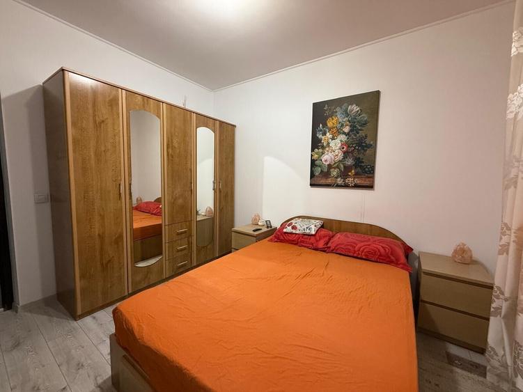 Casă individuală cu 8 camere cu Canalizare în Apărătorii Patriei