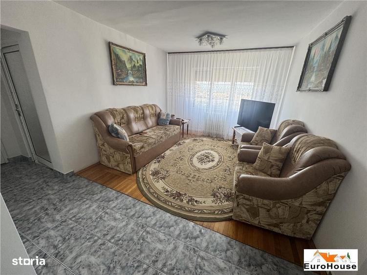 Apartament cu 3 camere decomandat în Cetate