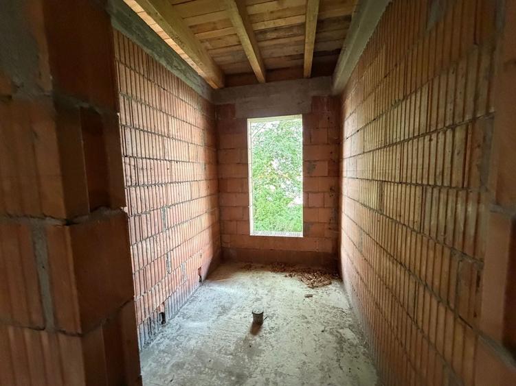 Casă individuală cu 7 camere cu Canalizare în Central