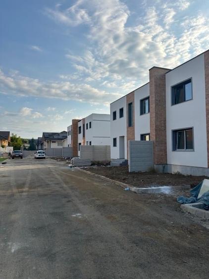 Duplex cu 4 camere cu Canalizare în 1 Decembrie 1918