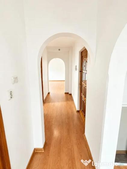 Apartament cu 3 camere decomandat în Obor