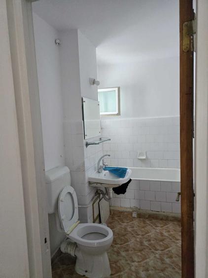 Apartament cu 3 camere semidecomandat în Gorjului