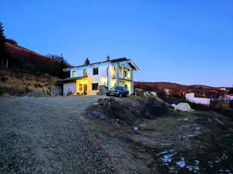 Casă cu 3 camere în Corunca