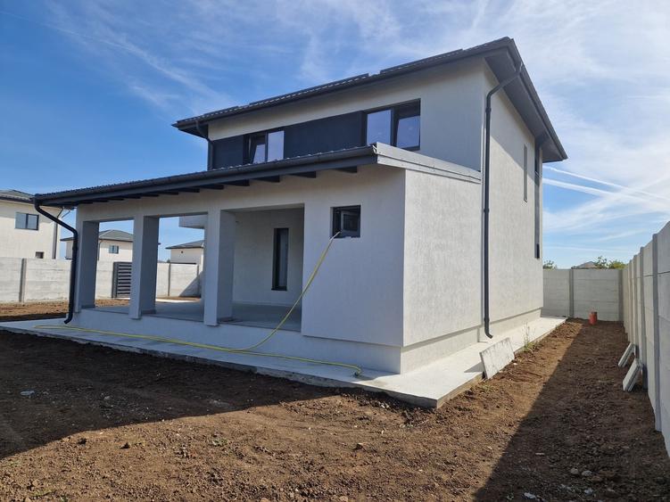 Casă cu 4 camere în Bâcu
