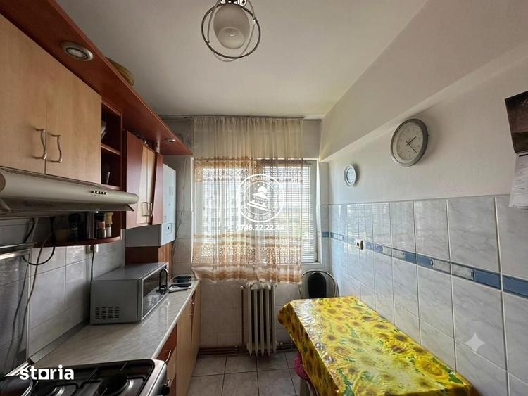 Apartament cu 3 camere semidecomandat în Podu Roș
