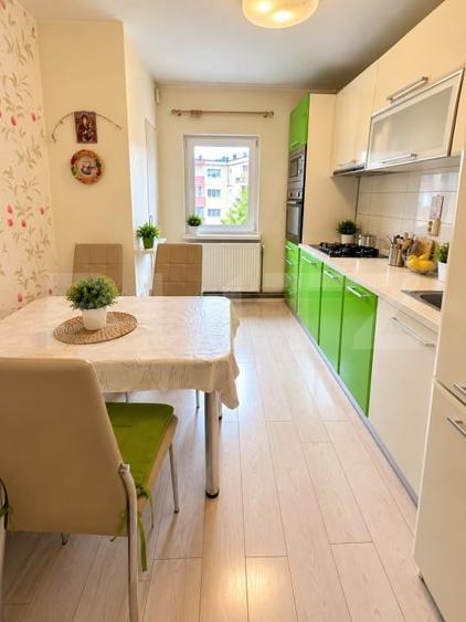 Apartament cu 4 camere semidecomandat, mobilat în Plopilor